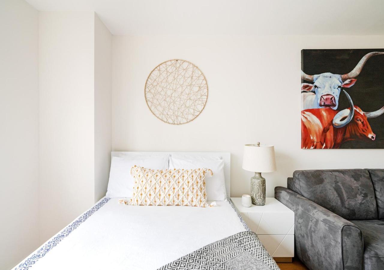 Unique Studio At East Side Apartment *